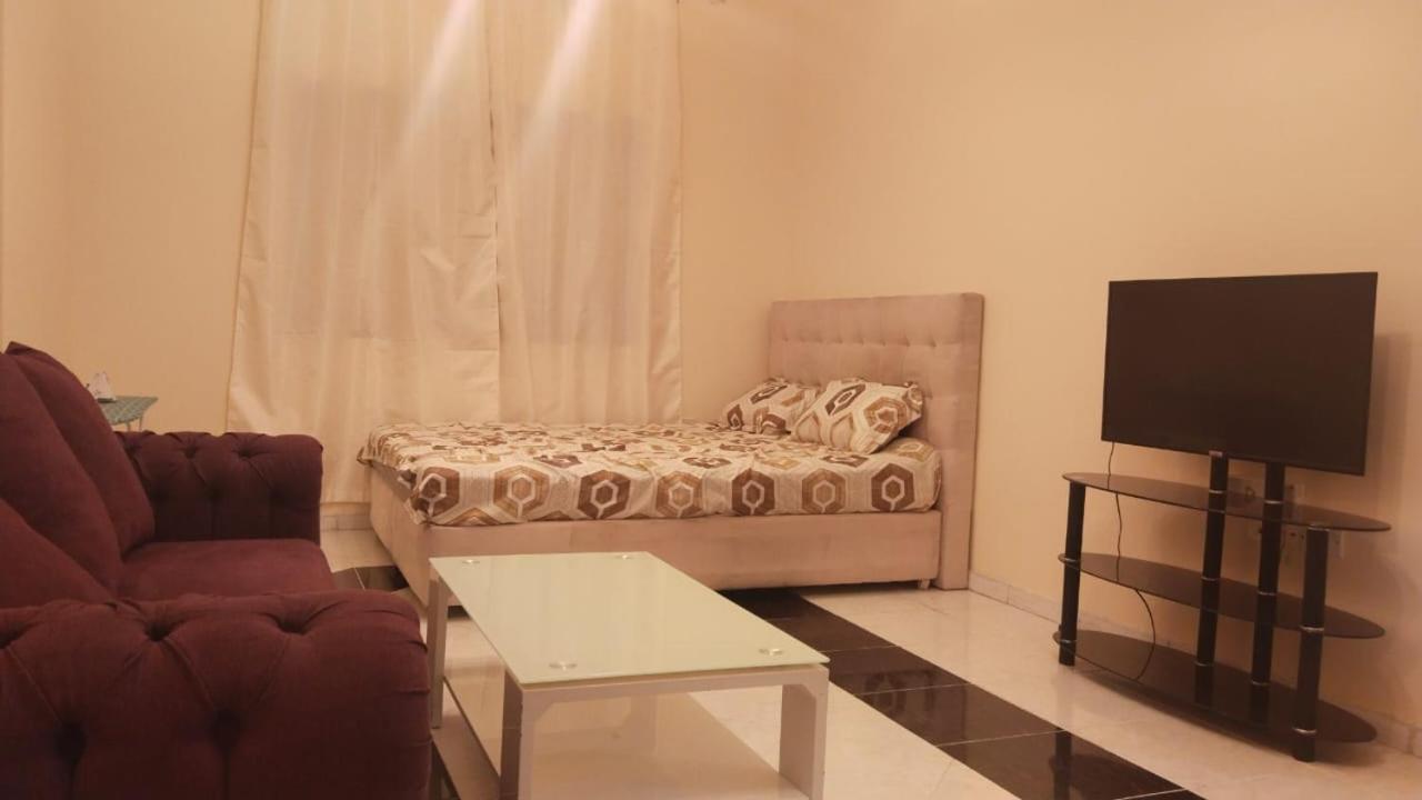 שארג'ה Holiday Home 2 Bedrooms Apartment For Family Only מראה חיצוני תמונה